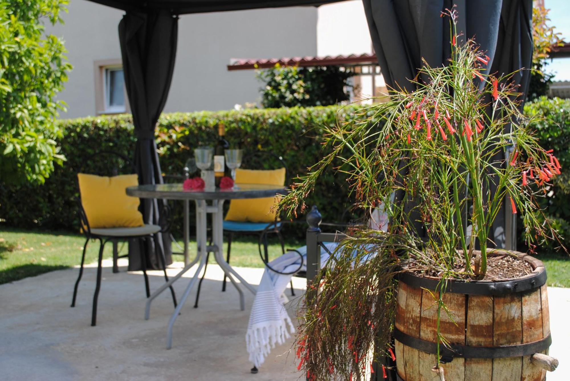 Cozy Apartment With Garden Kastela Dış mekan fotoğraf