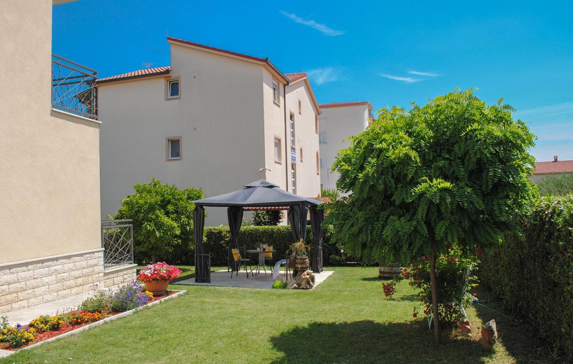 Cozy Apartment With Garden Kastela Dış mekan fotoğraf